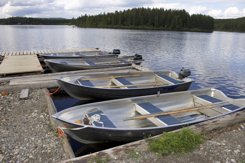Rossön Camp - Fishing und Outdoor, unsere Boote, Linder Alu-Boote mit 4/5 PS 4-Takt Motor
Blick auf Lesjön See und Steg, wenige Meter von unseren Ferienhäusern entfernt 
