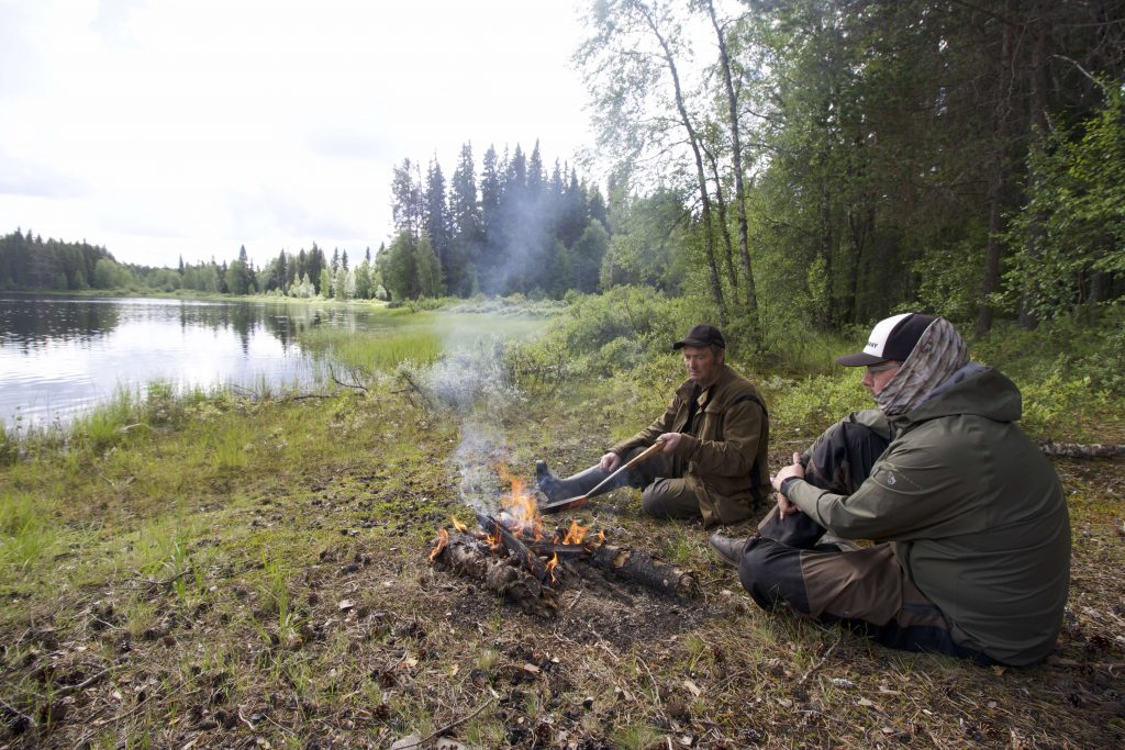 Outdoorerlebnis im Rossön Camp - Fishing & Outdoor, Lagerfeuer, Bushcraft, See, kleiner See, Pause, Mücken, draußen Zuhause 
