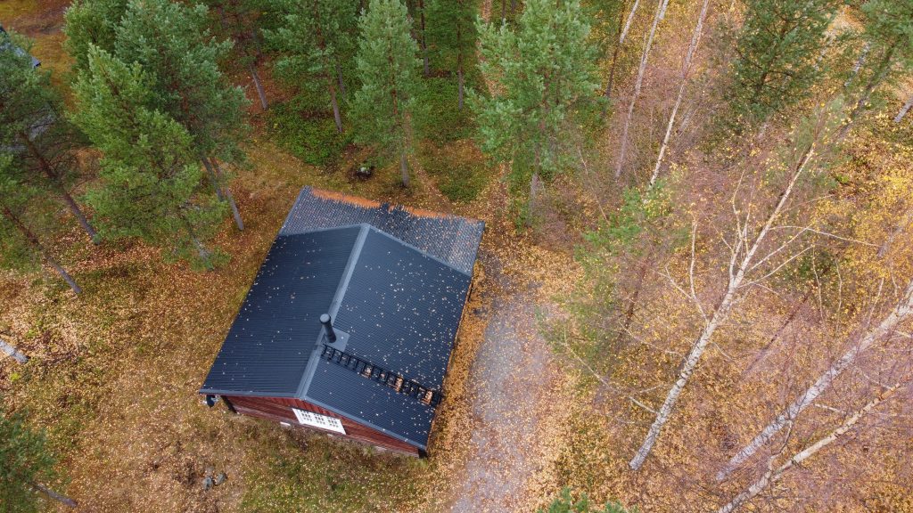 Das "Rote Haus" aus der Vogelperspektive 
Angelcamp, Schweden, Ferienhaus, FeWo