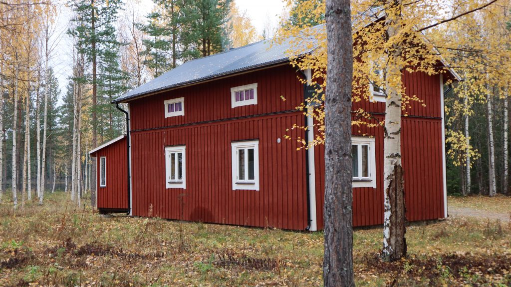 Ferienhaus "Rotes Haus" im Angelcamp in Rossön, Schweden umgeben von Bäumen und in Sichtweite vom See, Lesjön 
